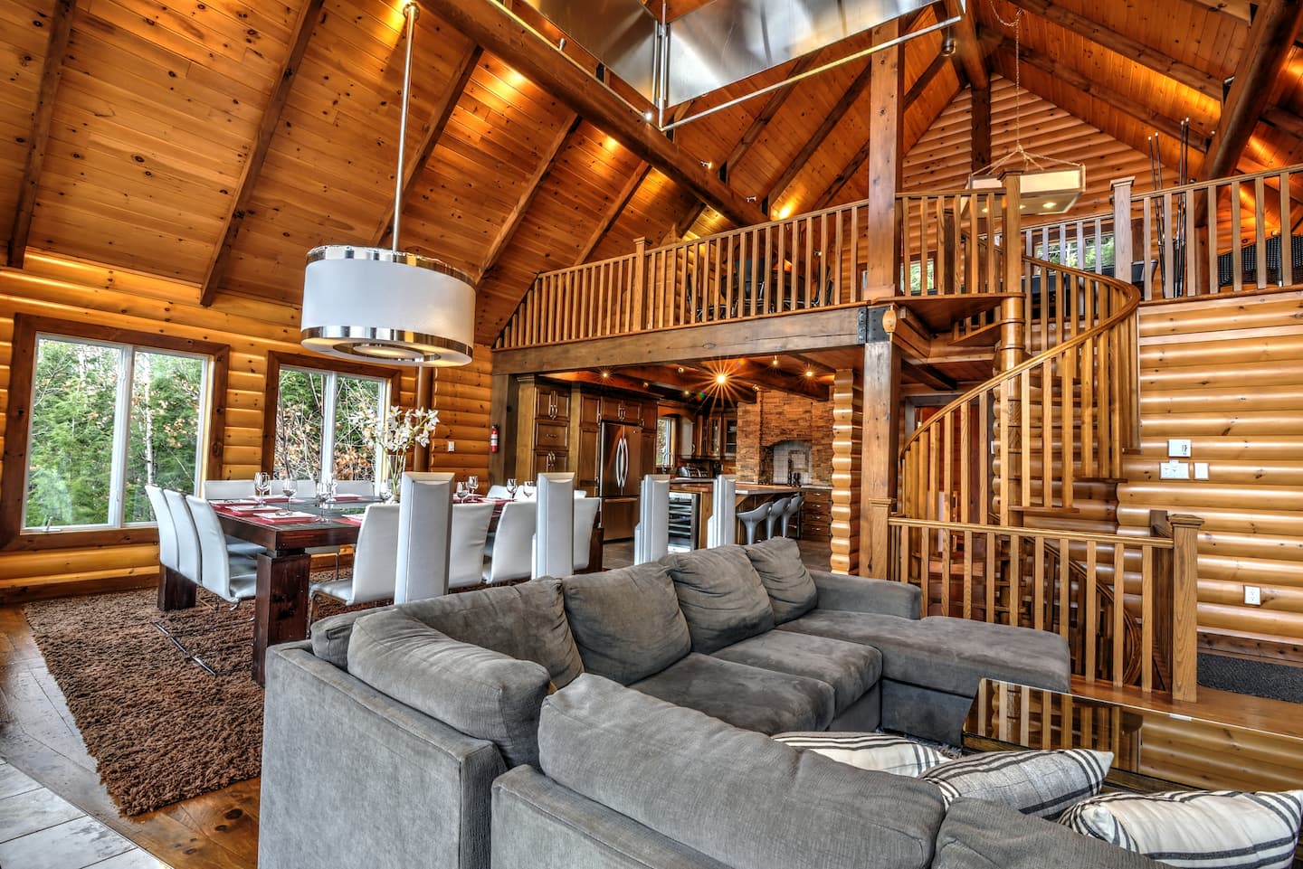 Intérieur luxueux du Chalet Le Scandinave avec foyer en pierre